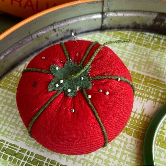 Vintage Sewing Needles Nurge Bobbins Pin Cushions Scissor Thread Neiman’s Tin - Picture 7 of 16